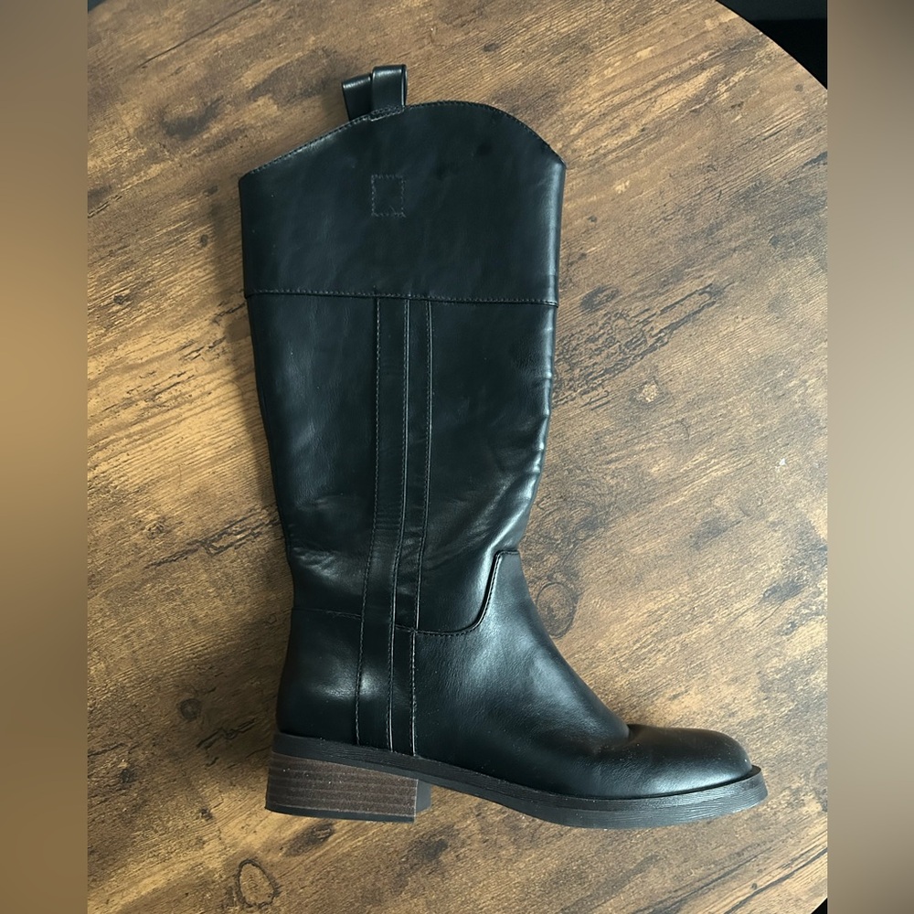 Women’s Crown Vintage size 9.5 leather boot. 3/4 zipper